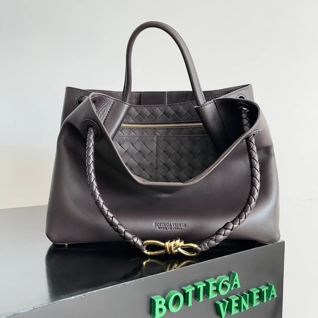 Batch 2560 BV The all-leather Andiamo is new, a very casual splayed buckle bag, which also means that its weight is very light, which greatly reduces our burden when going out for shopping. It can be carried cross-body, hand-held, or carried under the armpit. Taking into account the different backpacking habits of people, the simple design brings us more inspiration. Matched with various keychains and dolls, it will become the finishing touch in the outfit. Medieval style and modern style can also be perfectly blended🫧🫧 Style number: 810214 Size: 32*24*12cm